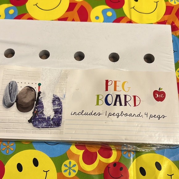 New Target White Peg Board w/ Four Colorful Pegs - Picture 3 of 7